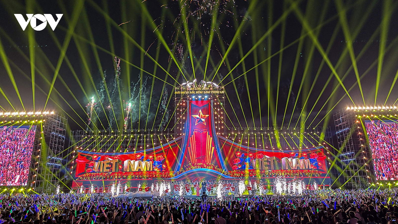 30.000 khán giả “cháy hết mình” cùng dàn sao trong Concert Hạ Long